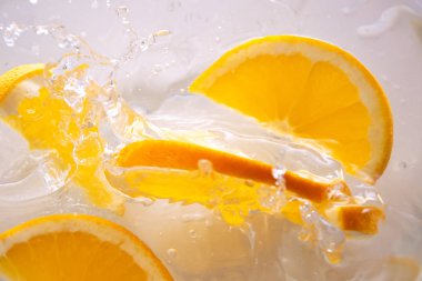 Su bir sprey taze portakal