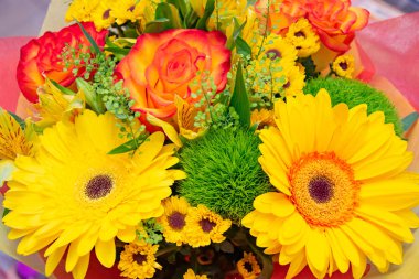 Parlak çiçekler renkli buket