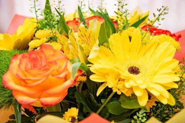 Parlak çiçekler renkli buket