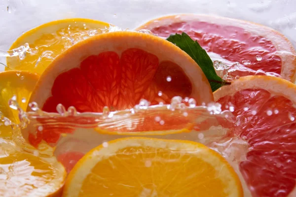 水喷的新鲜橙子 图库图片