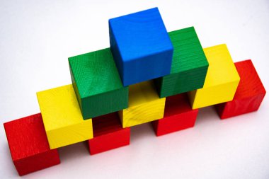 Ahşaptan yapılmış parlak, renkli küpler