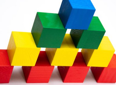 Ahşaptan yapılmış parlak, renkli küpler