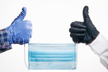 Koruyucu lateks eldivenler ve modern zamanların tek seferlik maske sembolü.