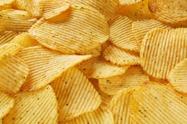 Sabah güneşinde baharatlı altın cipsler