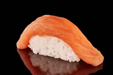 Aynalı siyah arka planda somon balığı.