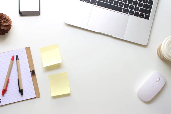 Ovanifrån Platt Lekmanna Office Bord Skrivbord Arbetsytan Med Anteckningsboken Papper — Stockfoto