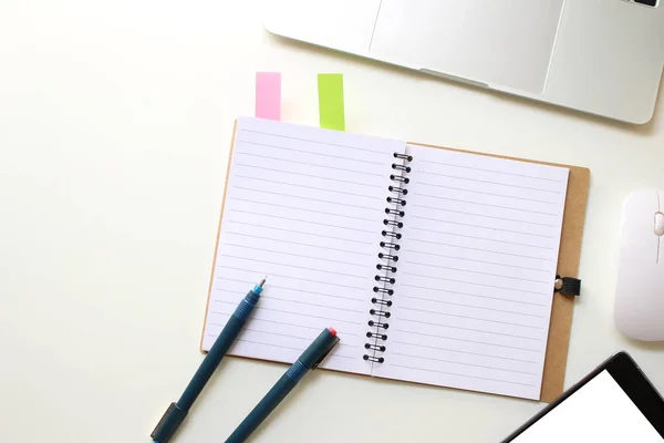 Top Uitzicht Plat Lag Bureau Van Tabel Werkruimte Met Notebook — Stockfoto