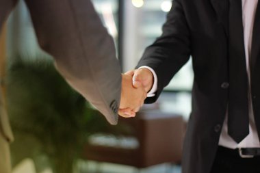 İşadamları ofis iş binasında el sıkışma yapıyor
