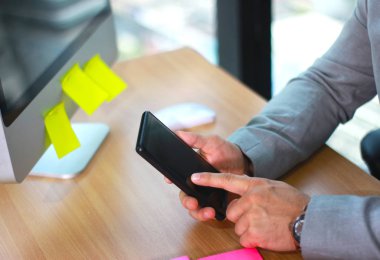 Akıllı telefon cihazı tutan ve dokunan bir iş adamı yla alay etmek