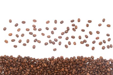 Kahve çekirdeği. Beyaz bir arkaplanda izole edilmiş