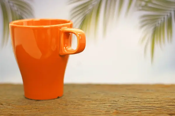 Egy Csésze Kávé Fán Elmosódott Pálmalevél Háttér — Stock Fotó