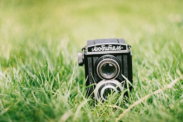 緑の草にフィルム写真 120 タイプ — ストック写真