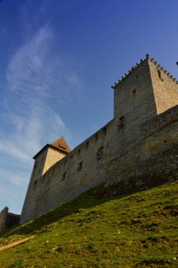 hrad pohled z pristupove cesty