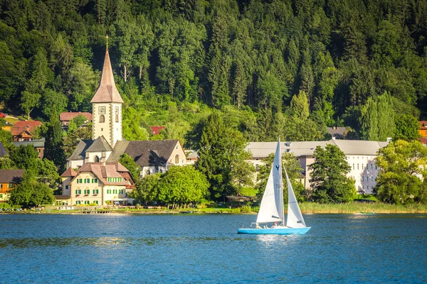 Ossiacher Gölü, Carinthia, Avusturya 'da yelkenli. — Stok fotoğraf