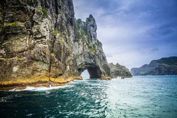 "Hole in the rock ", Bay of Islands, New Zealand — стоковое фото