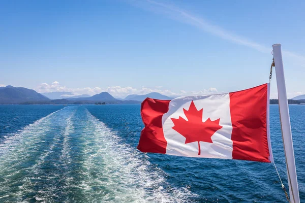 後ろの風に舞うカナダの旗の終わり — ストック写真