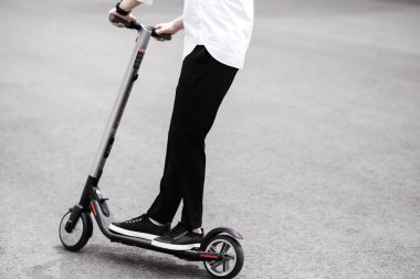 Modern insan elektrik sco sürme şık siyah-beyaz kıyafeti