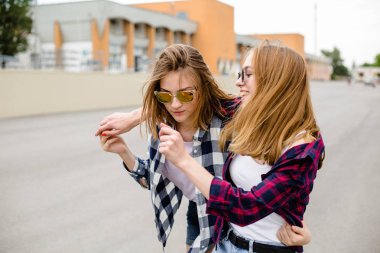 İki bayan arkadaşlar birbirimizi sokakta sarılma gülümseyerek. Tatil, tatil, sevgi ve dostluk kavramı