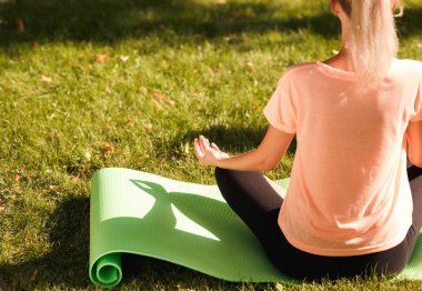 Pratik yoga kadın arkadan görünüm lotus pozisyonda oturuyor. Sağlıklı yaşam tarzı kavramı