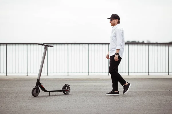 Foto do homem moderno com scooter elétrico na rua — Fotografia de Stock