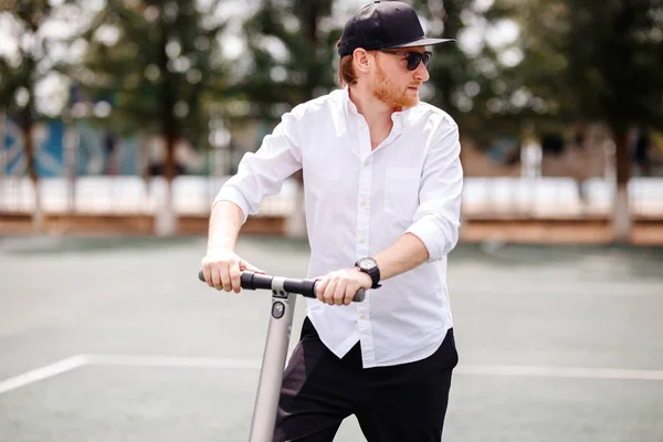 Фото сучасного чоловіка з електричним скутером на вулиці — стокове фото