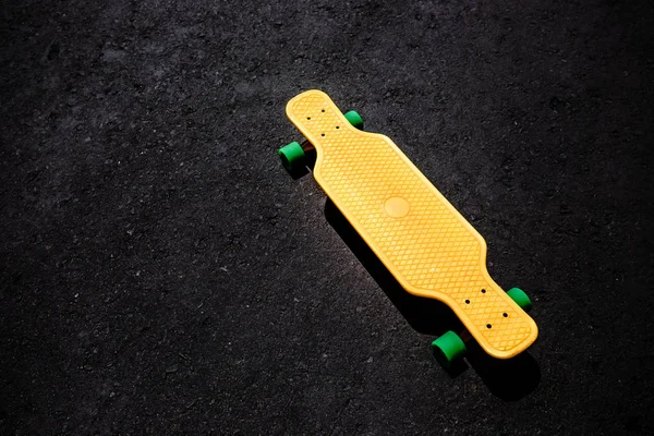 Sarı plastik longboard asfalt yüzeyi — Stok fotoğraf