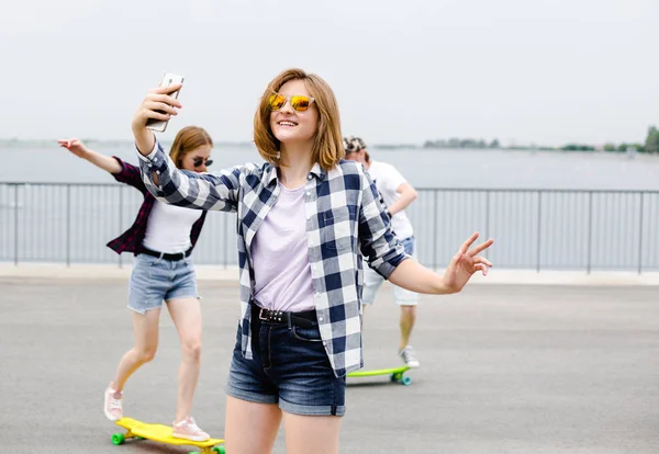 Fiatal, boldog lány a csípő, hogy selfie a telefon — Stock Fotó