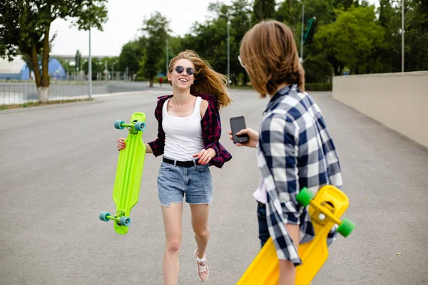 Duas meninas felizes alegres em roupa hipster se divertindo na rua durante as férias de verão — Fotografia de Stock