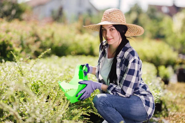 Jóvenes jardineras regando las plantas en el jardín — Foto de Stock