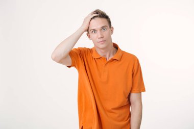 Şok yüz ifadesi, beyaz arka planı olan bir adam portresi