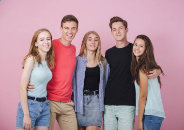 Mutlu gülümseyen genç grup arkadaşıyla birlikte konuşmak ve gülüyor. En iyi dostlar