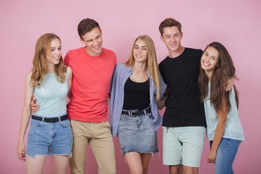 Mutlu gülümseyen genç grup arkadaşıyla birlikte konuşmak ve gülüyor. En iyi dostlar