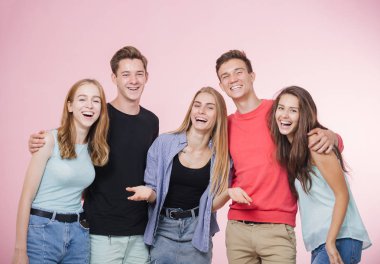 Mutlu gülümseyen genç grup arkadaşıyla birlikte konuşmak ve gülüyor. En iyi dostlar