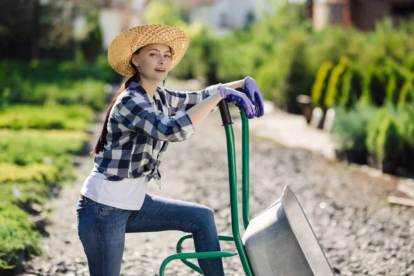 Portret van schattige tuinman meisje met kruiwagen werken in tuin markt — Stockfoto