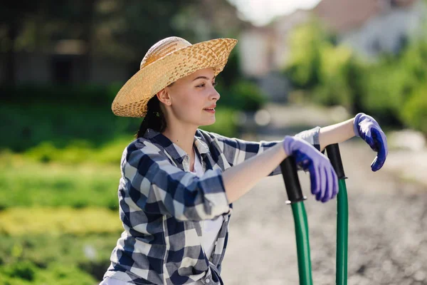 Portret van schattige tuinman meisje met kruiwagen werken in tuin markt — Stockfoto