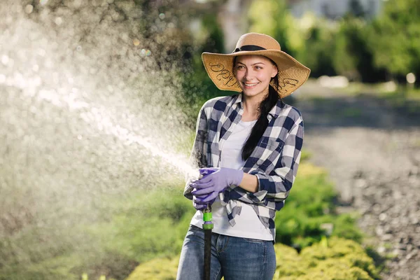 Hermosa Joven Jardinero Mujer Divirtiéndose Mientras Riega Jardín Caliente Día — Foto de Stock