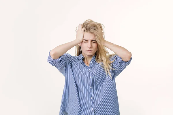Portret van gestresste gefrustreerd blond Europees meisje gekleed in blauwe gestreepte shirt fronsend gezicht — Stockfoto