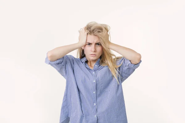 Портрет підкреслив розчаровані блондинку європейських одягнені в синіх смугаста сорочка незадоволення обличчя — стокове фото