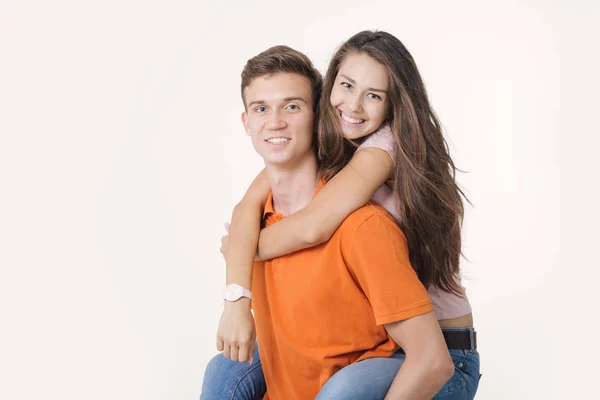 Feliz pareja encantadora abrazando y sonriendo mirando a la cámara en el fondo blanco —  Fotos de Stock