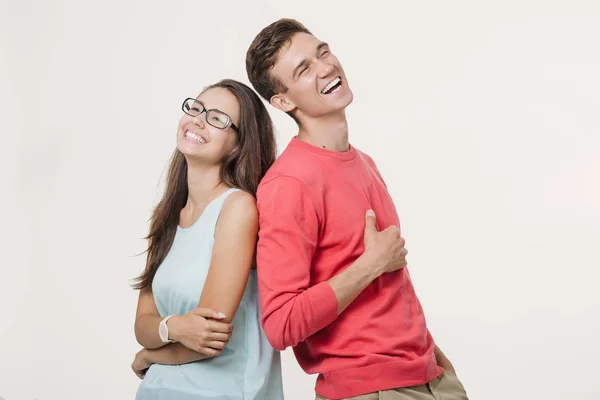 Glückliches junges schönes Paar, das Rücken an Rücken steht und über weißen Hintergrund lacht. Freundschaft und Beziehungen — Stockfoto