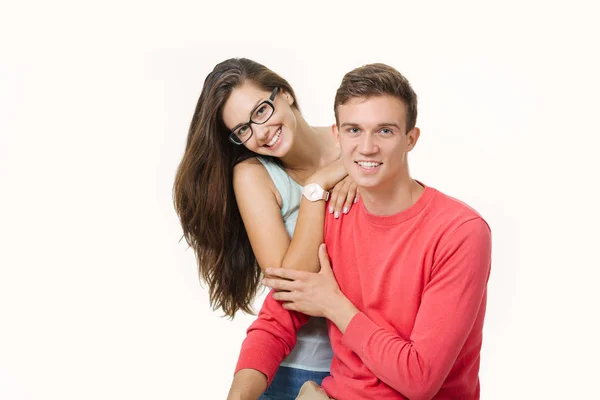 Feliz lindo casal abraçando e sorrindo olhando para a câmera no fundo branco — Fotografia de Stock