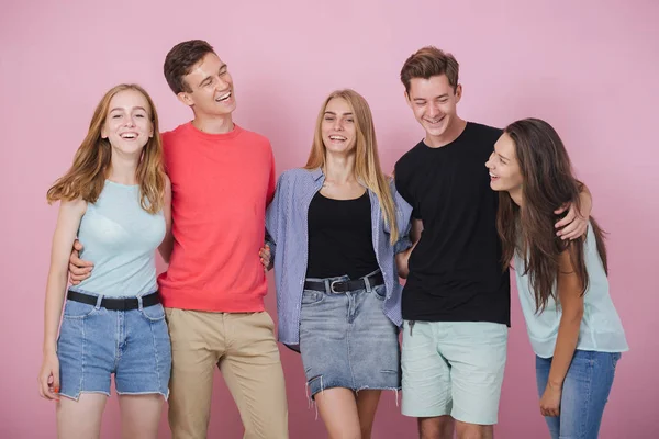 Šťastný usměvavá mladá skupina přátel stojí dohromady a nehýbej se. Nejlepší kamarádi — Stock fotografie