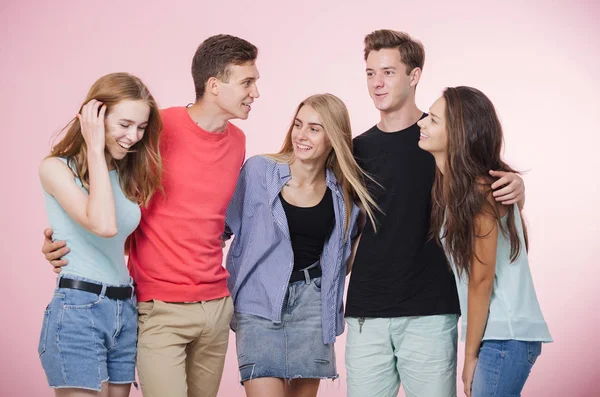 Feliz sorrindo jovem grupo de amigos de pé juntos falando e rindo. Melhores amigos — Fotografia de Stock