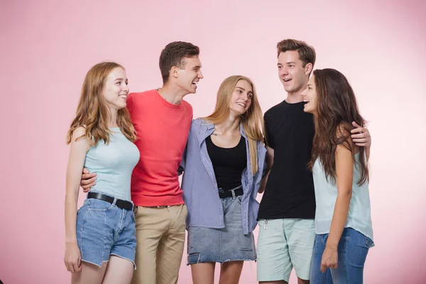 Ευτυχισμένος χαμογελαστός νεαρός ομάδα φίλων στέκεται μαζί μιλώντας και γελώντας. Καλύτεροι φίλοι — Φωτογραφία Αρχείου