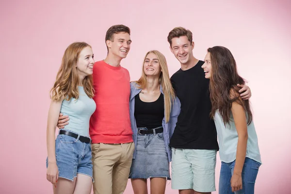 Happy smiling young group of friends standing together talking and laughing. Best friends — Stock Photo, Image