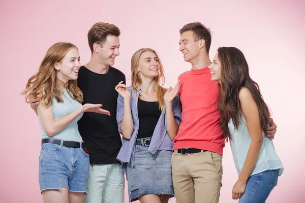 Glücklich lächelnde junge Gruppe von Freunden, die zusammen stehen, reden und lachen. beste Freunde — Stockfoto