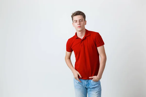 Φωτογραφία από φιλικό αναζητούν χαρούμενα ευρωπαϊκό τύπο φορώντας κόκκινο πουκάμισο και μπλε τζιν χαμογελά στέκεται πάνω από το λευκό φόντο — Φωτογραφία Αρχείου