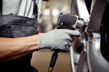 Genç bir adam onun iş yerinde bir araba tamiri: araba servis ve bakım