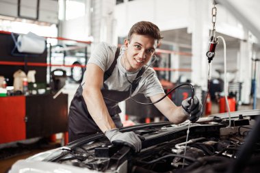 Emanet ilk: bir genç ama nitelikli automechanic ayrıntılı bir inceleme yürütüyor