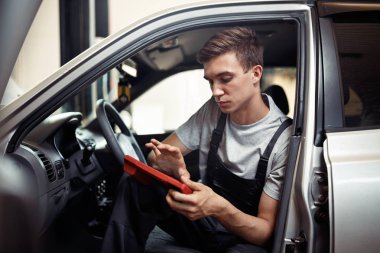 Autoservice adlı bir araç deneme: genç tamirci hatalar için arıyor